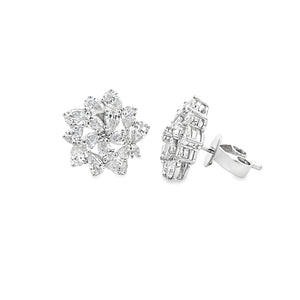 These beautiful 18k white gold stud earrings feature round brillian...