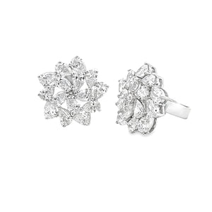 These beautiful 18k white gold stud earrings feature round brillian...