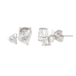 These lovely 18k white gold stud earrings feature 4 heart shaped di...