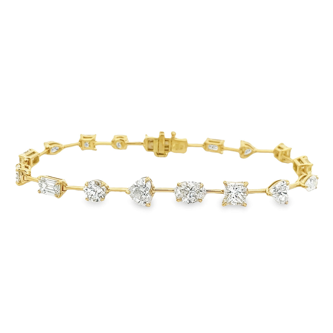 This stunning 18k yellow gold bracelet features various shapes of d...