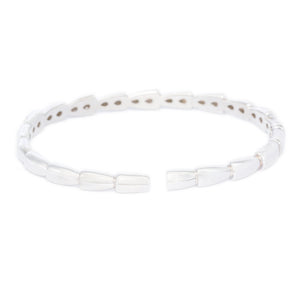 This stunning 18k white gold bangle features round brilliant cut di...