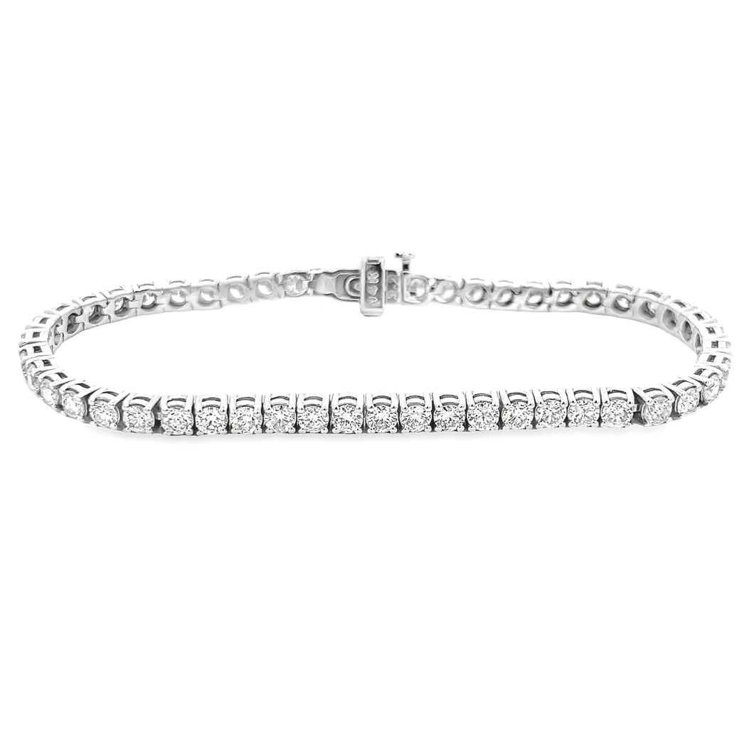 This 14k white gold diamond bracelet features round brilliant cut d...