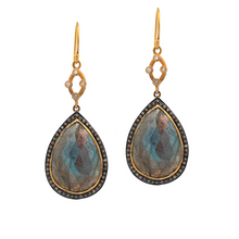 These 18k yellow gold earrings from Sara Weinstock feature a labrod...