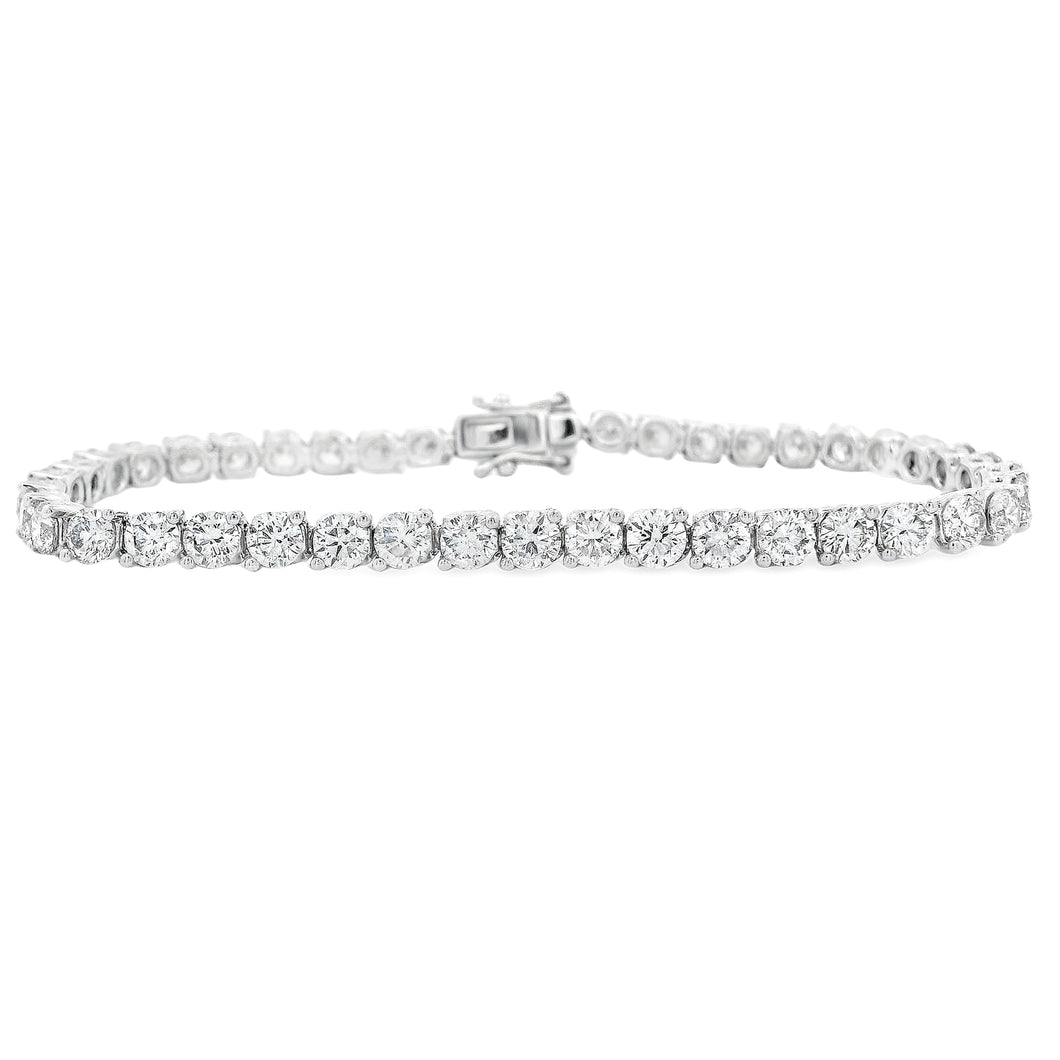 This beautiful platinum bracelet features 43 round brilliant cut di...