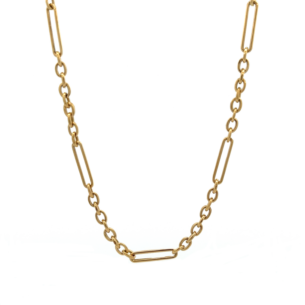 Link chain necklace in 18k yellow gold, measures 26